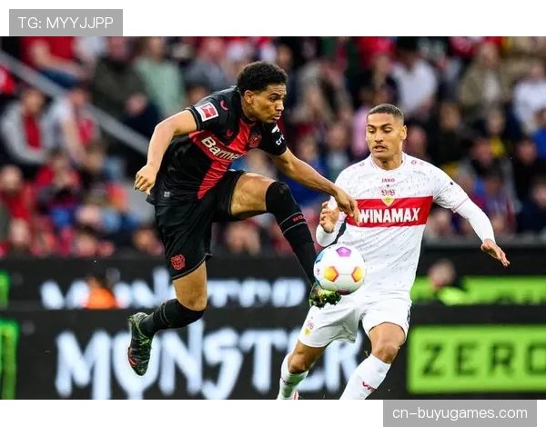 特写：勒沃库森主帅阿隆索终场哨响后振臂怒吼，庆祝夺冠在即